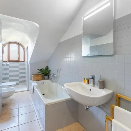 Giolitti 39 - Moderna Mansarda Nel Cuore Di Apartament